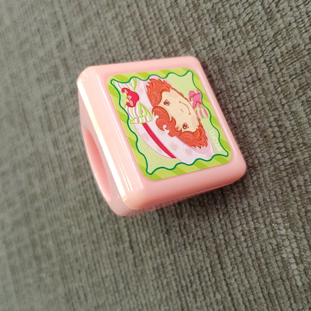 💥50% sale💥Vintage Strawberry Shortcake chunky resin ring sz4 #1800